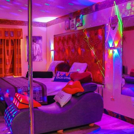 Luxe Romantic Suites Dolton Экстерьер фото