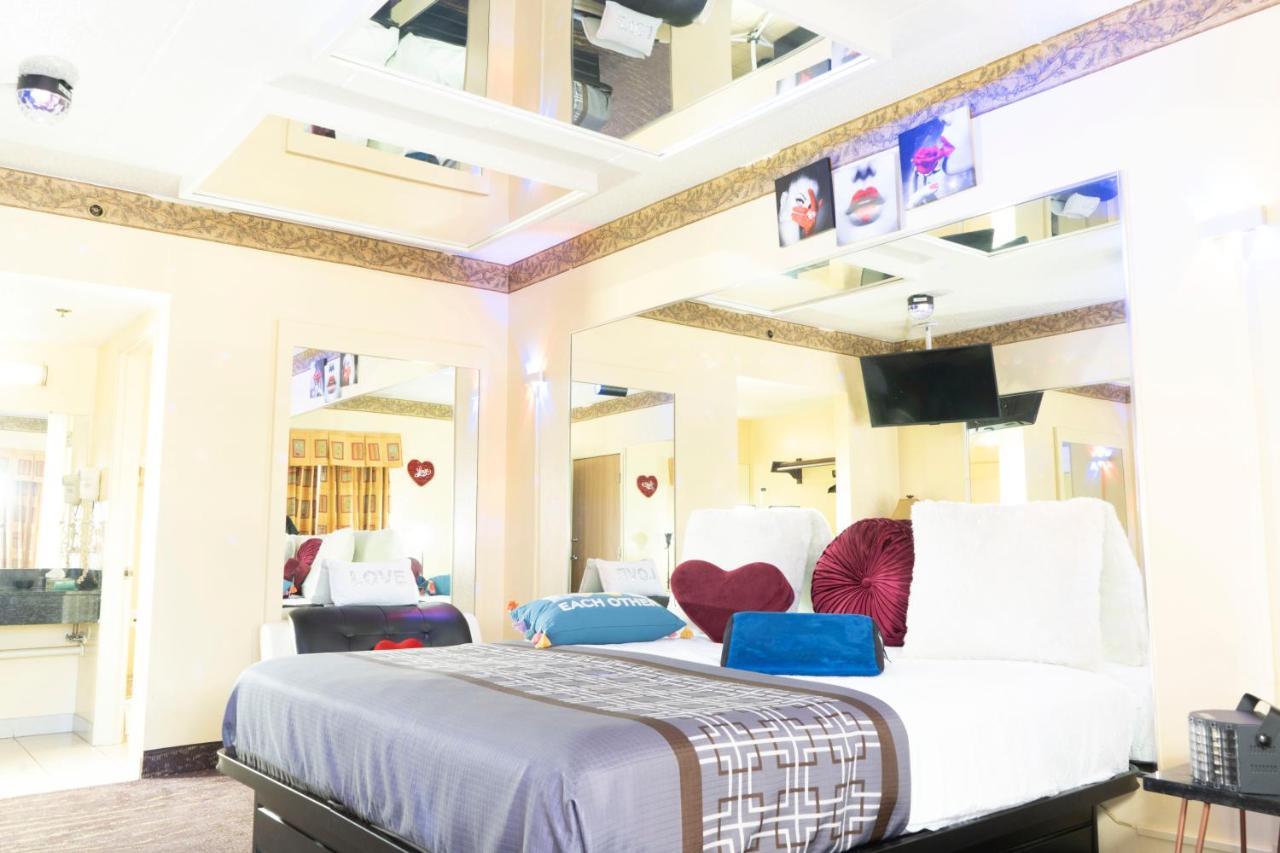 Luxe Romantic Suites Dolton Экстерьер фото