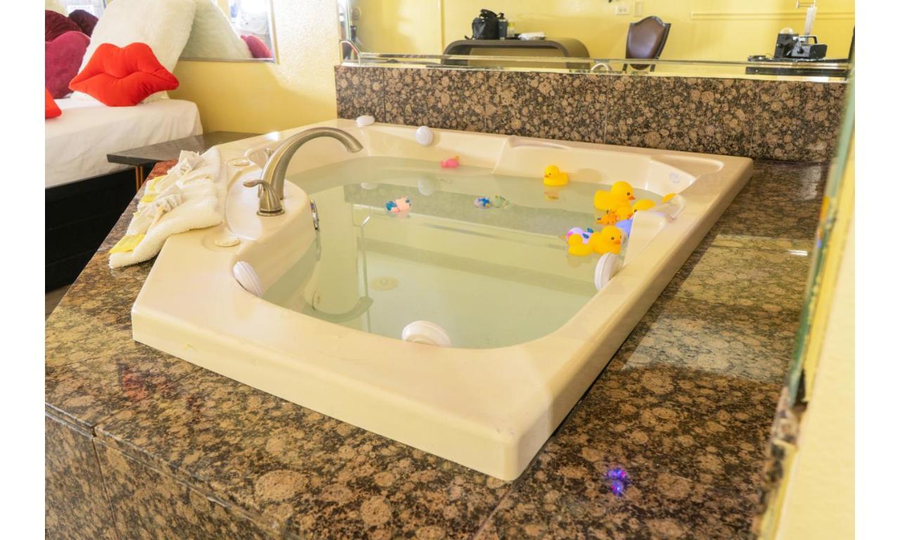 Luxe Romantic Suites Dolton Экстерьер фото