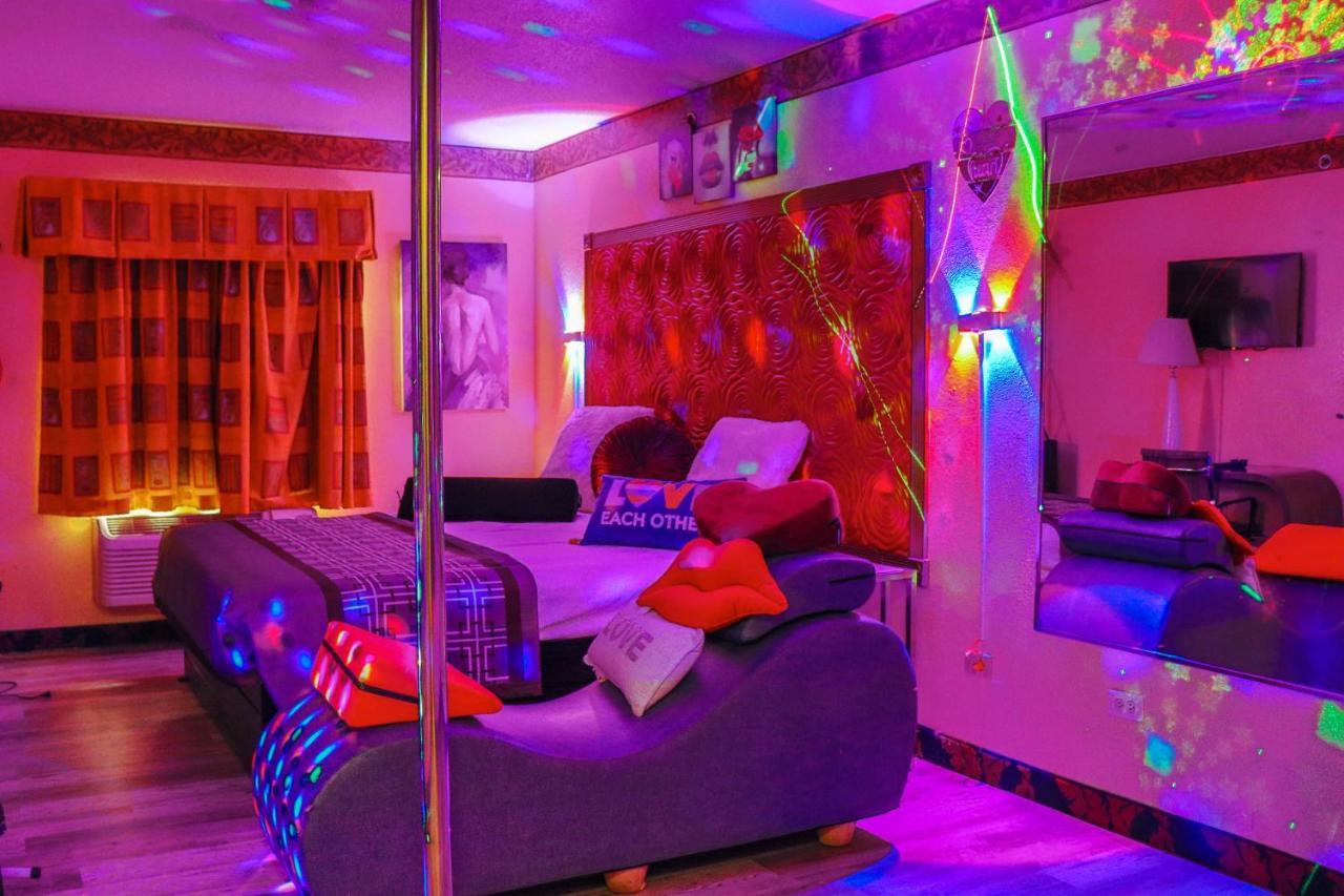 Luxe Romantic Suites Dolton Экстерьер фото