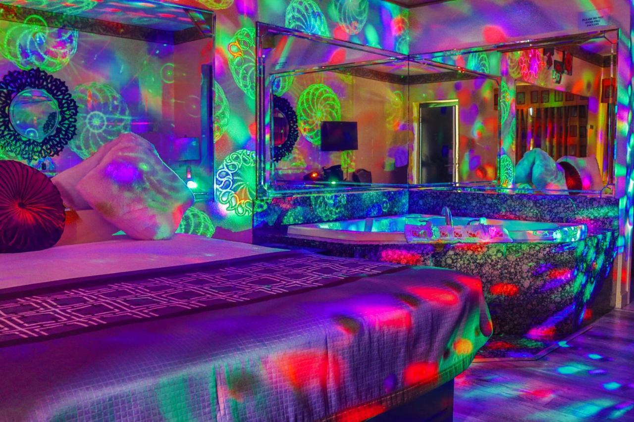 Luxe Romantic Suites Dolton Экстерьер фото