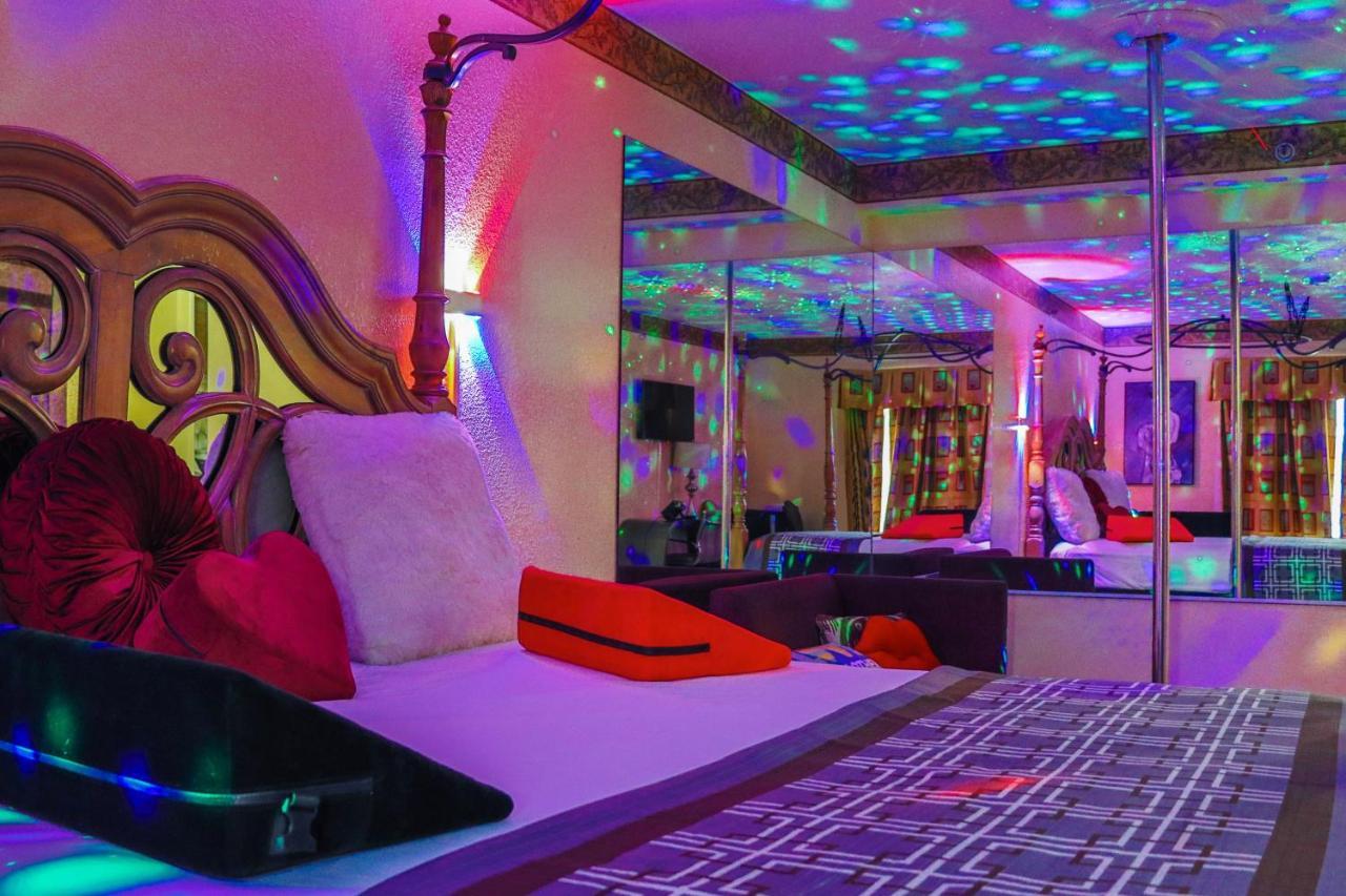 Luxe Romantic Suites Dolton Экстерьер фото