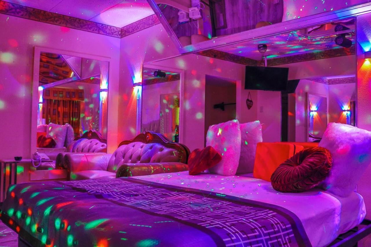 Luxe Romantic Suites Dolton Экстерьер фото