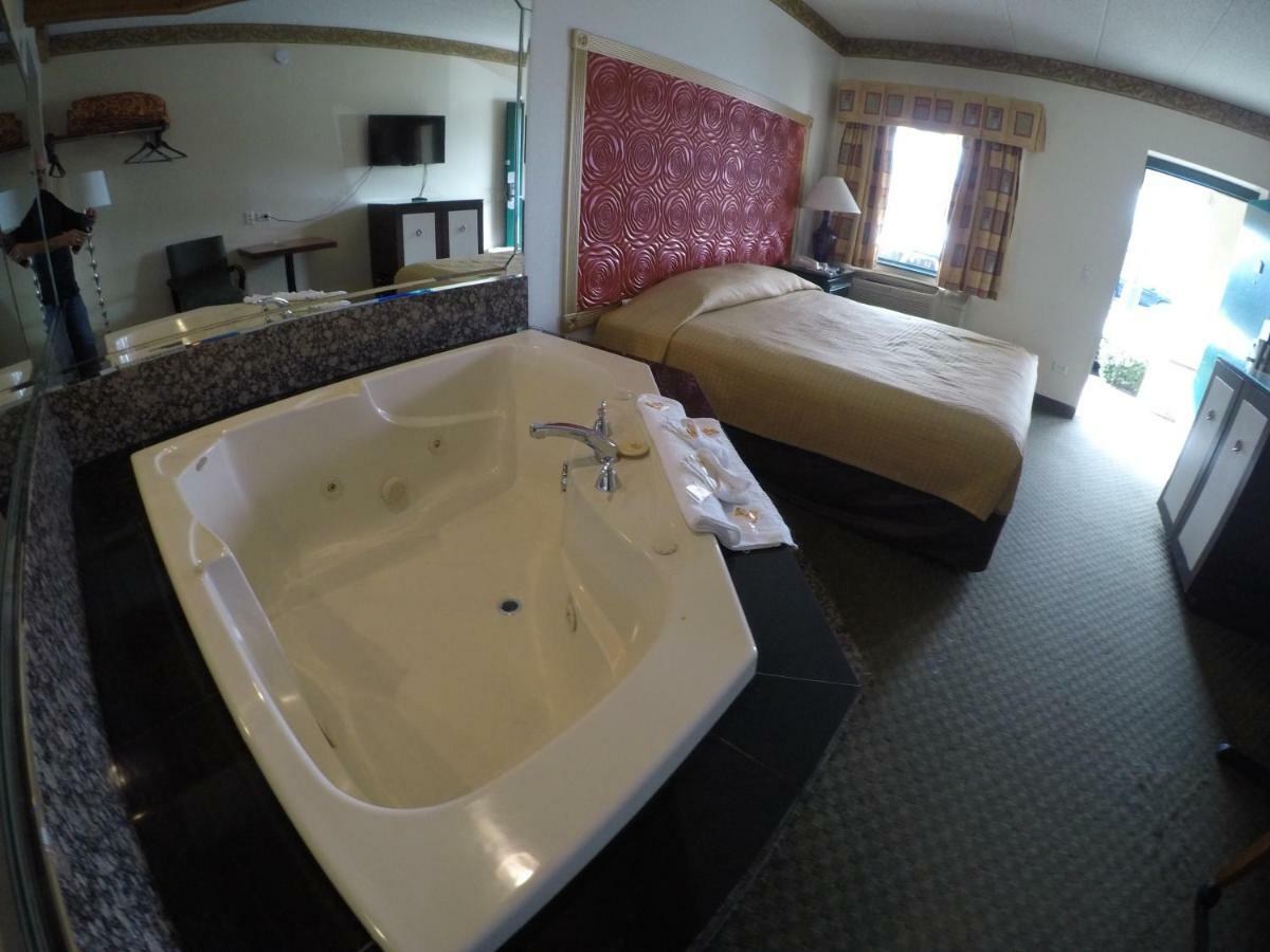 Luxe Romantic Suites Dolton Экстерьер фото